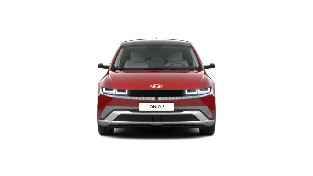 Roter Hyundai Elektro-Crossover frontal mit modernem LED-Design auf weißem Hintergrund