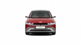 Roter Hyundai Elektro-Crossover frontal mit modernem LED-Design auf weißem Hintergrund