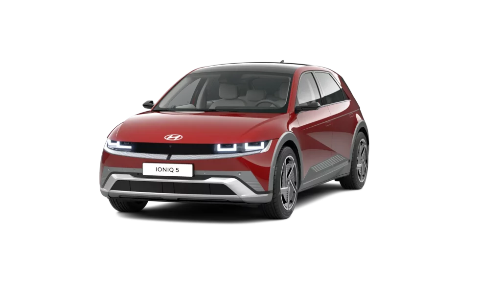 Roter moderner Hyundai Elektro-Crossover in Frontansicht auf weißem Hintergrund