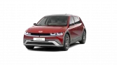 Roter moderner Hyundai Elektro-Crossover in Frontansicht auf weißem Hintergrund