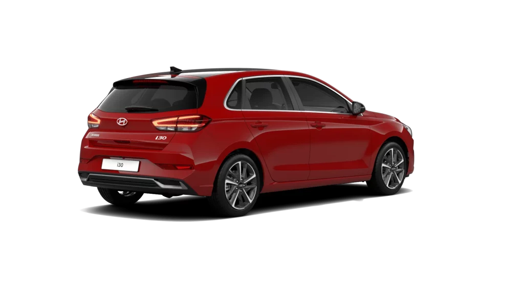 Roter Hyundai Kompaktwagen, Heckansicht von links, auf urbanem Hintergrund geparkt