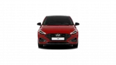 Roter Hyundai Kompaktwagen frontal vor schwarzem Hintergrund, sportliches und modernes Design sichtbar