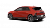 Roter Hyundai Kompaktwagen mit sportlichem Design, seitliche Ansicht vor weißem Hintergrund