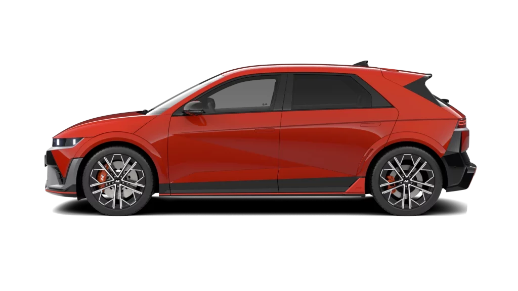 Roter sportlicher Hyundai Kompaktwagen seitlich vor weißem Hintergrund freigestellt
