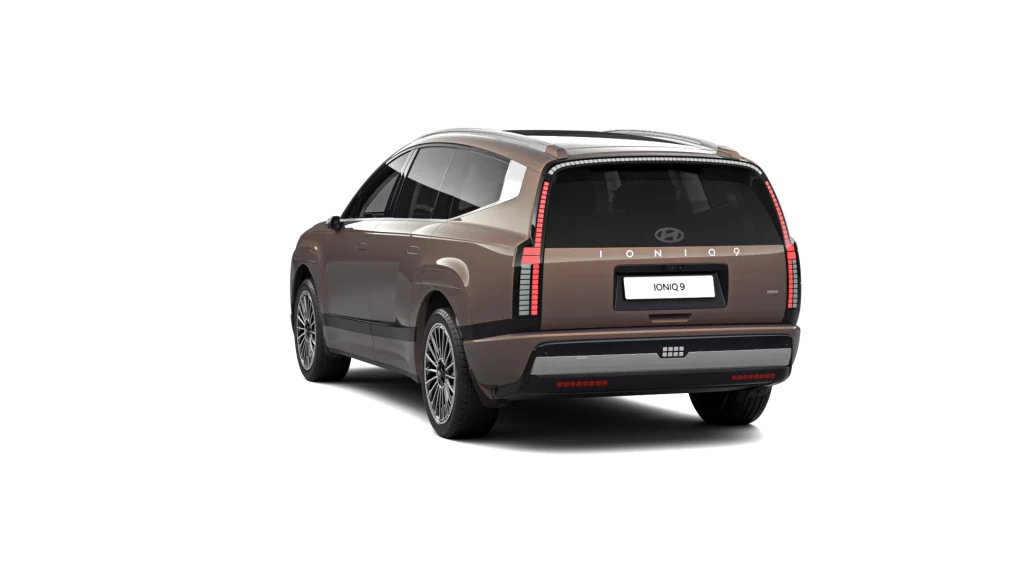 Brauner Hyundai SUV Heck-Seitenansicht, modernes Design, urbaner Hintergrund, bei Tageslicht fotografiert