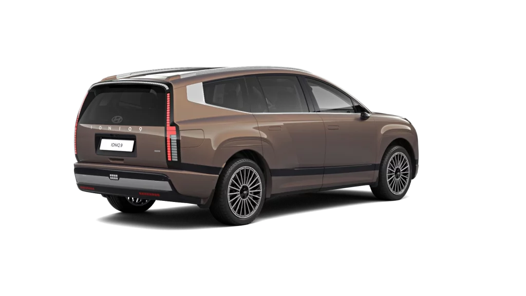 Brauner Hyundai Elektro-SUV in Heckansicht auf weißem Hintergrund, modernes Design und große Räder sichtbar