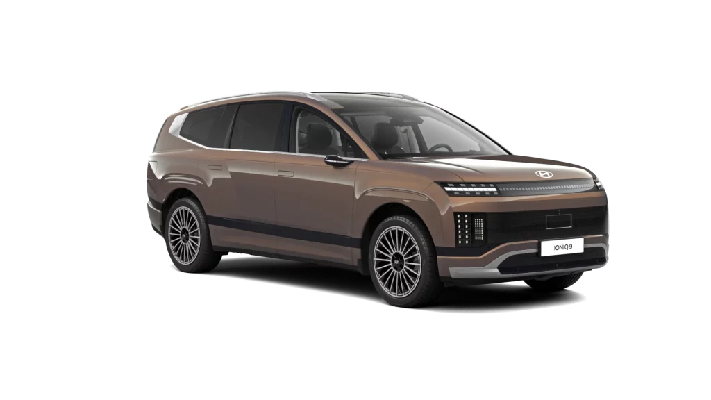 Brauner Hyundai Elektro-SUV in Dreiviertel-Frontansicht auf transparentem Hintergrund