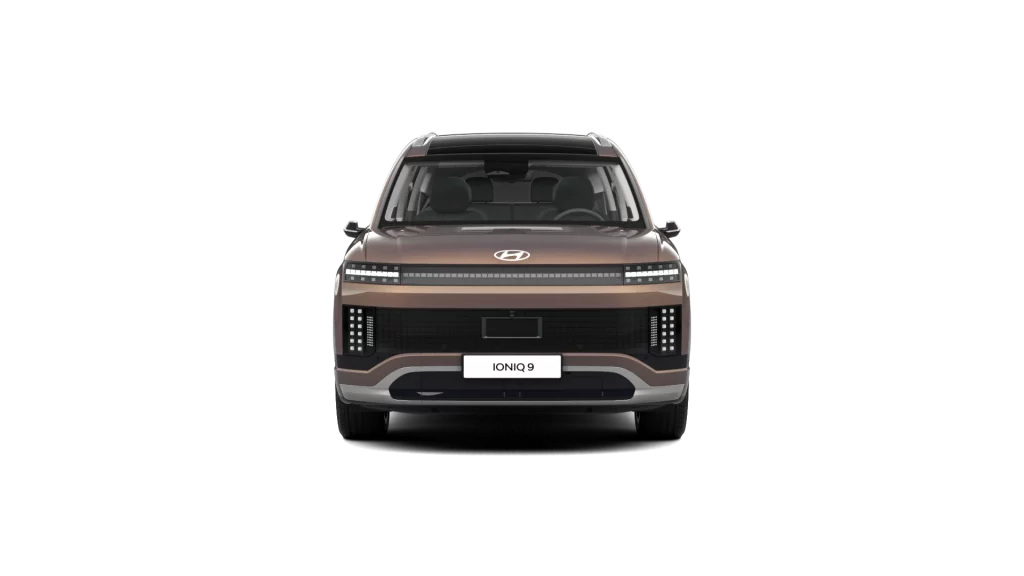 Hyundai SUV in Braun frontal vor schwarzem Hintergrund, modernes Design mit LED-Lichtband und robustem Auftritt