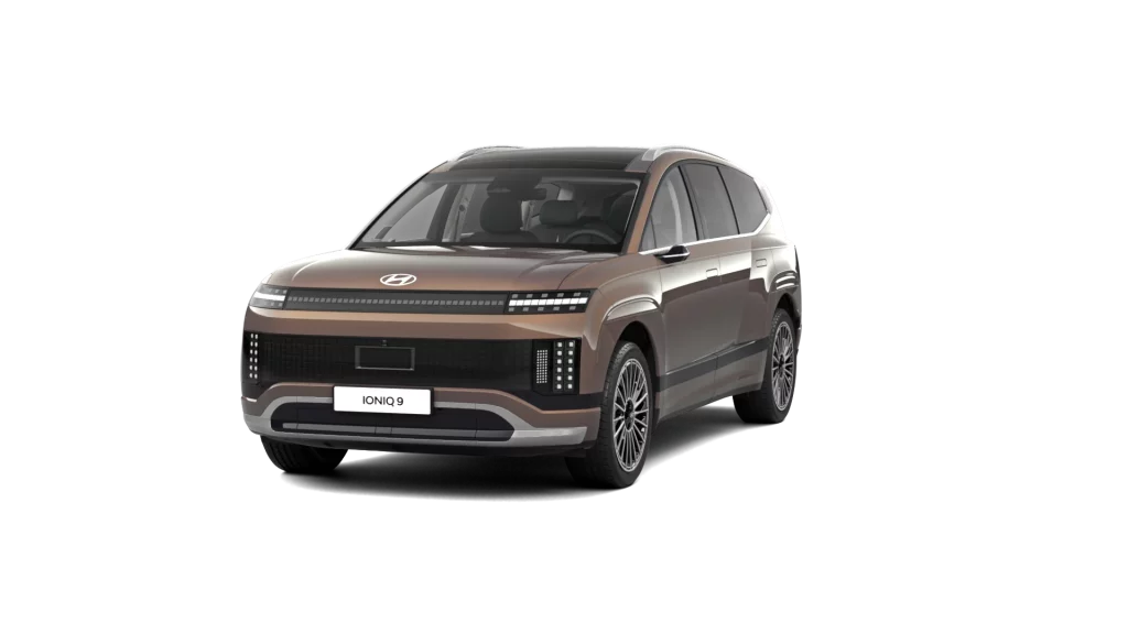 Brauner Hyundai Elektro-SUV in Front-Drei-Viertel-Ansicht vor schwarzem Hintergrund