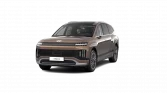 Brauner Hyundai Elektro-SUV in Front-Drei-Viertel-Ansicht vor schwarzem Hintergrund