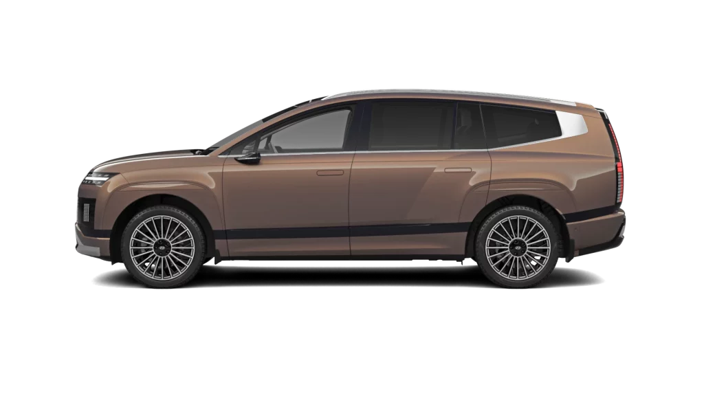 Brauner SUV seitlich, modern design, getönte Fenster, große Aluminiumfelgen, urbaner Hintergrund