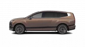 Brauner SUV seitlich, modern design, getönte Fenster, große Aluminiumfelgen, urbaner Hintergrund