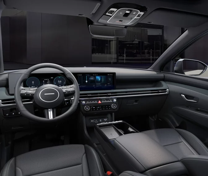 Moderner schwarzer Hyundai SUV Innenraum, Blick auf Fahrersitz, digitales Cockpit und Bedienfelder