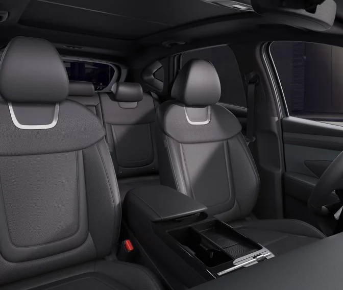 Moderner Innenraum eines dunkelgrauen Hyundai SUV mit eleganten Ledersitzen und hochwertiger Ausstattung