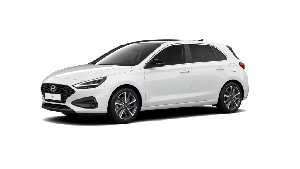 Weißer Hyundai Kleinwagen in Front-Dreitviertelansicht vor neutralem Hintergrund