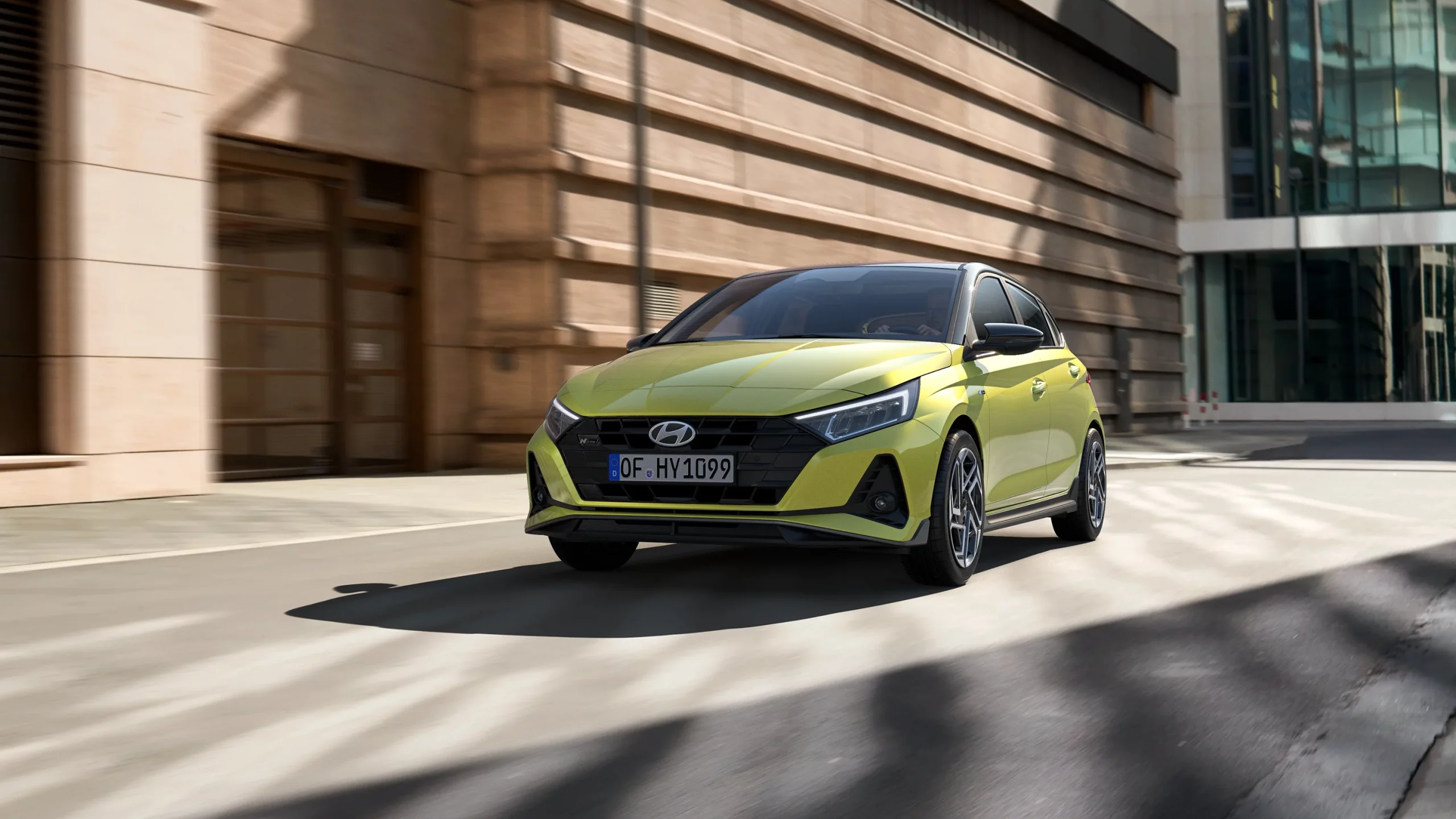 i20 MY25 NLine EXT Lifestyle Front Fahren Lucid Lime scaled