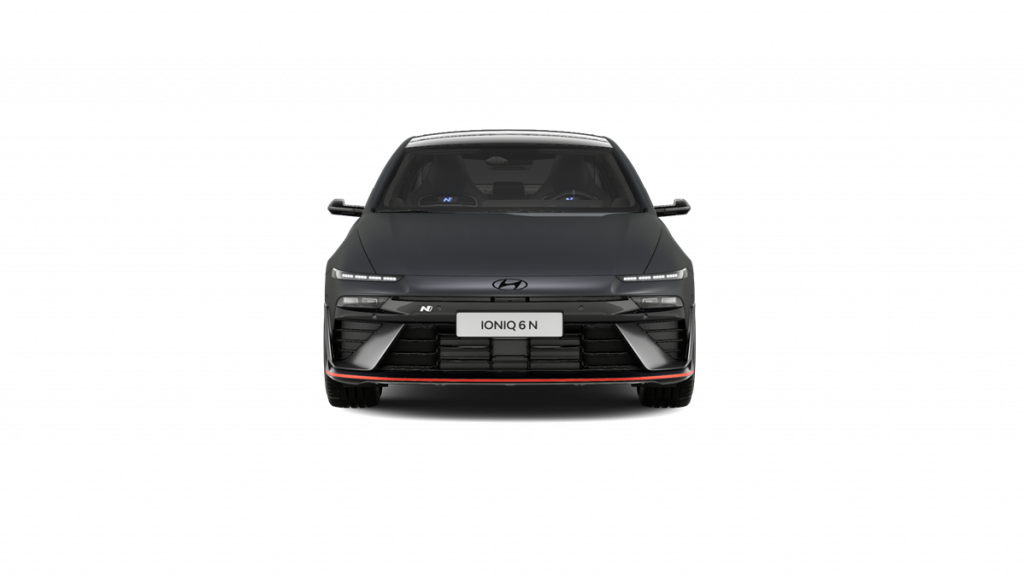 Dunkelgraue, matte Hyundai-Sportlimousine frontal vor schwarzem Studiohintergrund