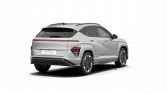 Silberner Hyundai Elektro‑SUV, Heck‑Dreitviertelansicht vor schwarzem Hintergrund