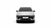 Silberner Hyundai Elektro-SUV frontal vor schwarzem Hintergrund