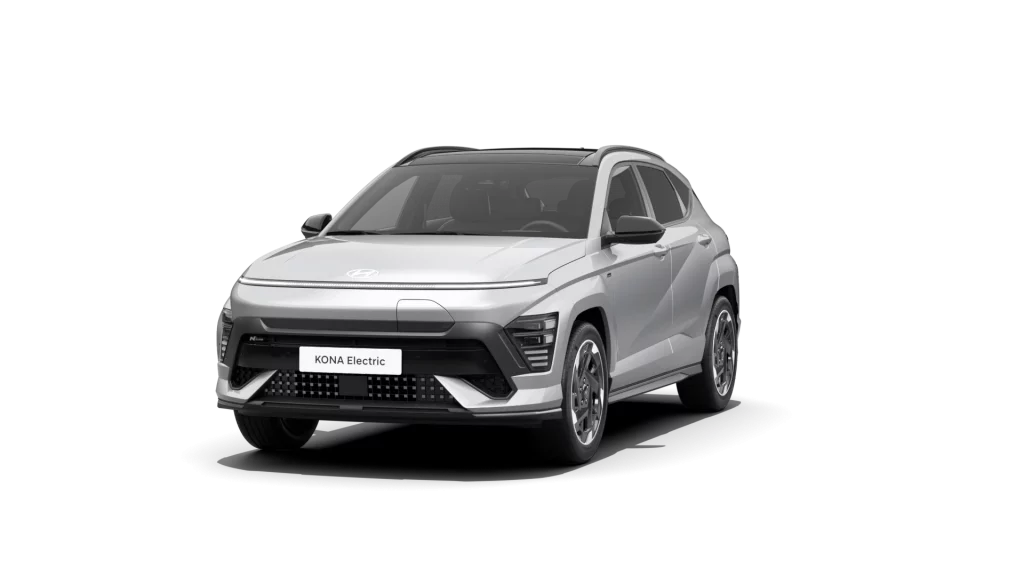 Silberner Hyundai Elektro‑SUV, Dreiviertelansicht vor schwarzem Studiohintergrund