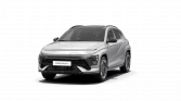 Silberner Hyundai Elektro‑SUV, Dreiviertelansicht vor schwarzem Studiohintergrund