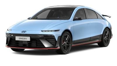 Pastellblaue Hyundai-Limousine mit schwarzem Dach, Dreiviertel-Front vor weißem Studiohintergrund, sportlich.