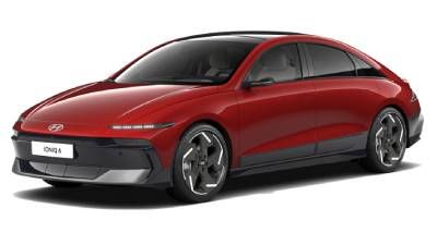 Rote Hyundai Elektro-Limousine in Dreiviertel-Frontansicht vor weißem Studiohintergrund