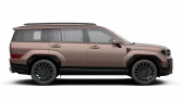 Bronzefarbener Hyundai SUV Seitenansicht vor schwarzem Hintergrund