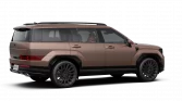 Brauner Hyundai Hybrid‑SUV, dreiviertelseitige Ansicht von hinten, Studio vor schwarzem Hintergrund