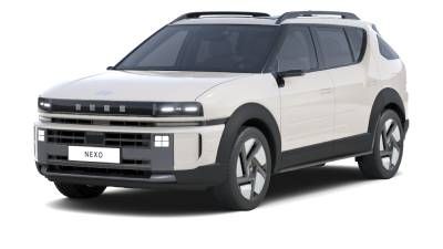 Weißer Hyundai SUV in drei‑Viertel‑Frontansicht vor hellem Studiohintergrund — Hyundai alle Modelle