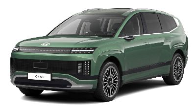 Tiefgrüner Hyundai Kompakt‑SUV, Dreiviertelansicht vorne rechts, Studioaufnahme vor weißem Hintergrund