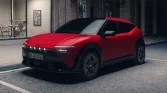 Dunkelroter Hyundai SUV in Dreiviertelansicht, geparkt vor städtischer Fassade bei Dämmerung