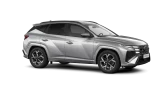 Silberner Hyundai Kompakt‑SUV in Dreiviertel‑Frontansicht vor schwarzem Hintergrund