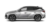 Silberner Hyundai‑SUV, Seitenansicht vor schwarzem Hintergrund