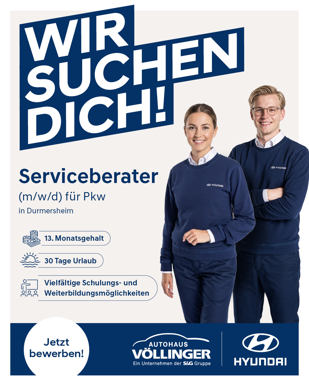 Zwei l&auml;chelnde Mitarbeiter in dunkelblauen Hyundai-Sweatshirts auf Stellenanzeige f&uuml;r Serviceberater