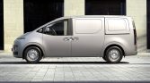 Silbergrauer Hyundai Kastenwagen Seitenansicht auf Steinpflaster vor modernem Gebäude