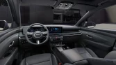Hyundai SUV Blackline, schwarzes Interieur aus Fahrerperspektive, modernes Gebäude außen sichtbar