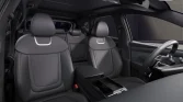Schwarzer Hyundai SUV Blackline Innenraum, Blick von Beifahrertür auf vordere Sitze, neutrale Außenkulisse