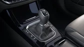 Hyundai Kompaktwagen Innenraum: Nahaufnahme Schaltknauf, schwarze Mittelkonsole, helle Ledersitze.