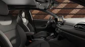 Dunkelgraues Hyundai Kompaktklasse-Interieur, Blick von hinten rechts, sonnige Schattenspiele