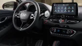 Hyundai Kompaktwagen, schwarzes Cockpit Nahaufnahme aus Fahrertür-Perspektive, urbanes Umfeld sichtbar