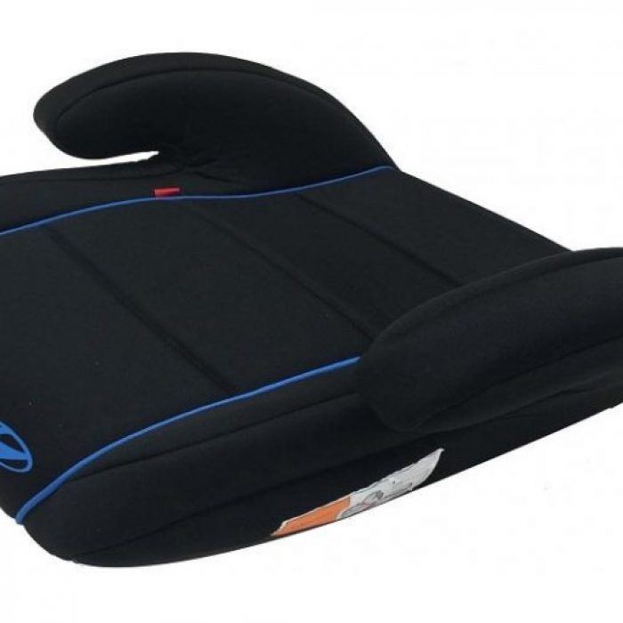 Schwarze Sitzerhöhung mit blauen Ziernähten und Hyundai-Logo auf weißem Hintergrund.