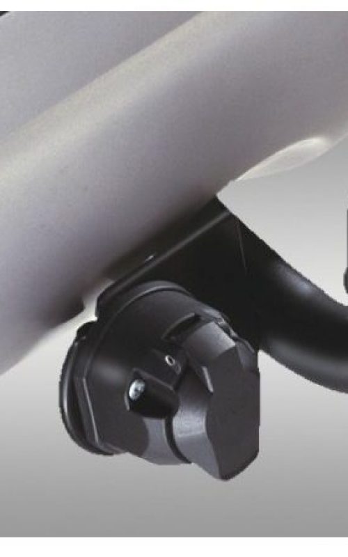Nahaufnahme einer montierten Anhängerkupplung an einem Fahrzeugheck, mit sichtbarer Steckdose für elektrische Verbindung.