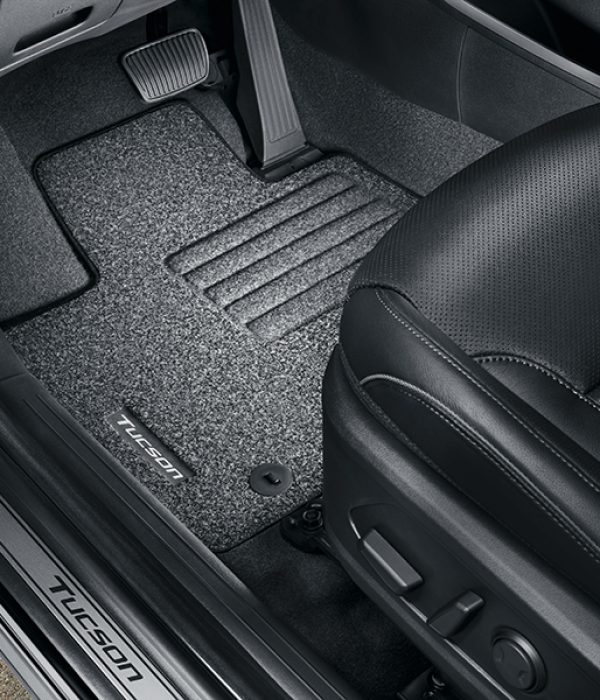 Schwarze Hyundai-Fußmatten im Fußraum eines Autos, mit Pedalen sichtbar.