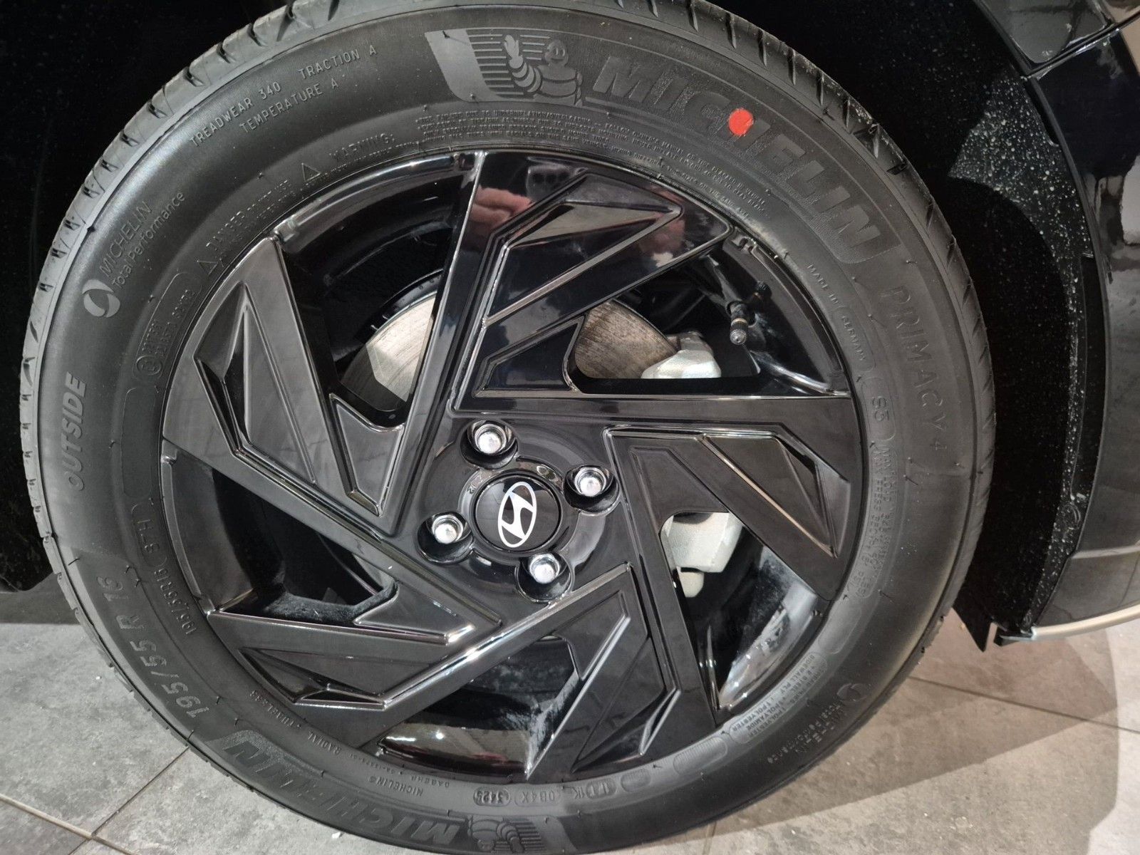 Fahrzeugabbildung Hyundai i20 1.0 T-GDI Blackline M/T 90PS /Alu/Navi/LED