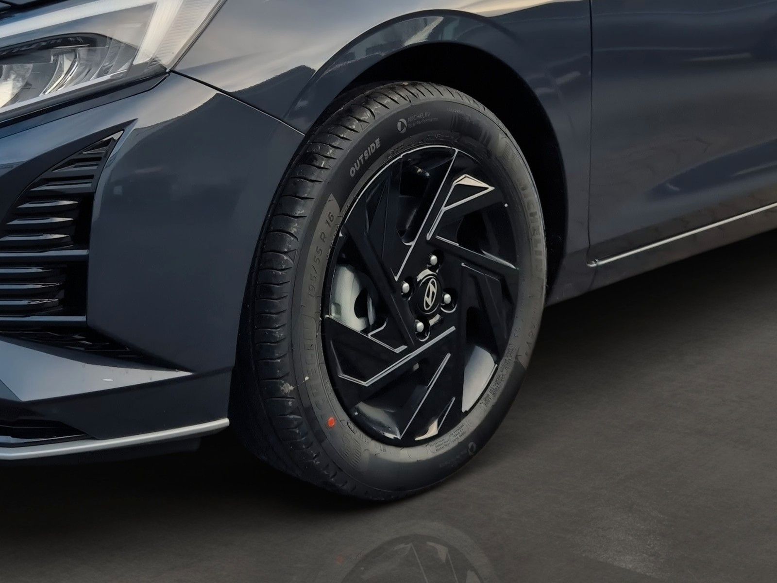 Fahrzeugabbildung Hyundai i20 1.0 T-GDI Blackline M/T 90PS /Alu/Navi/LED