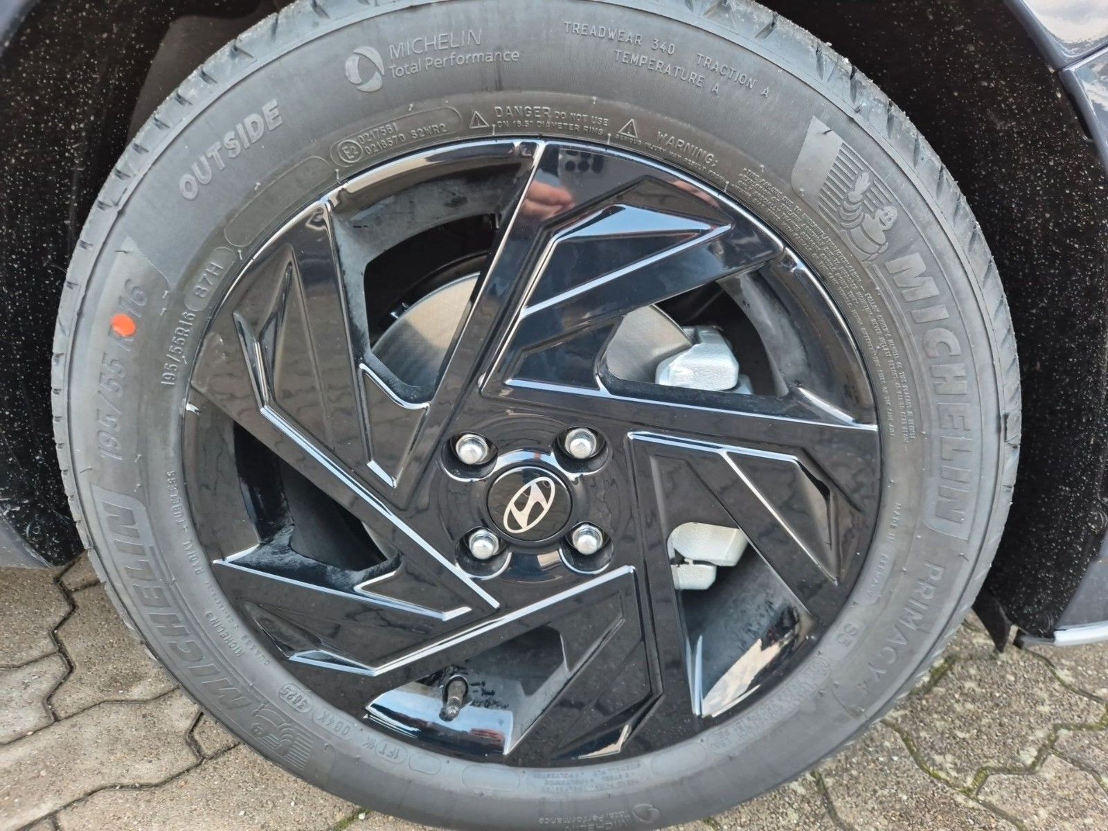 Fahrzeugabbildung Hyundai i20 1.0 T-GDI Blackline M/T 90PS /Alu/Navi/LED